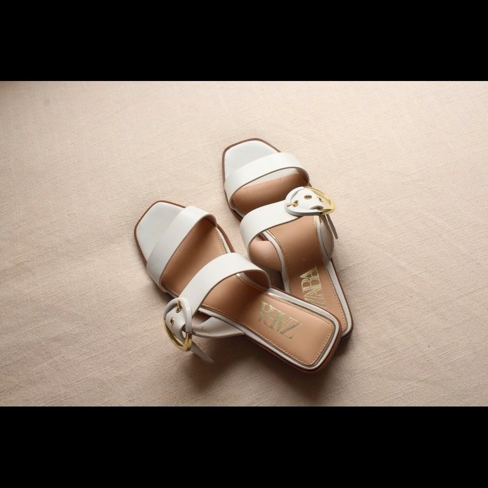 Zara Flat leather sandal with buckle white